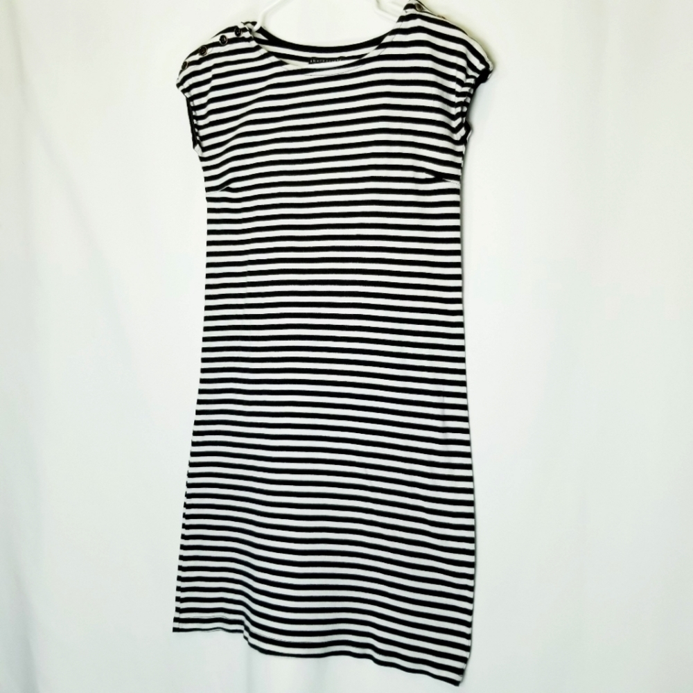 Grace dresses size small black and white pullover button accents both‎ shoulders